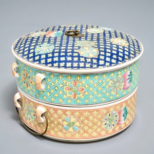 Een Chinese tweedelige famille rose dekseldoos voor de Straits of Peranakan markt, 19e eeuw — foto 1
