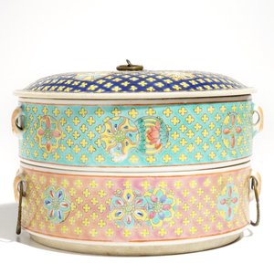 Een Chinese tweedelige famille rose dekseldoos voor de Straits of Peranakan markt, 19e eeuw — foto 2
