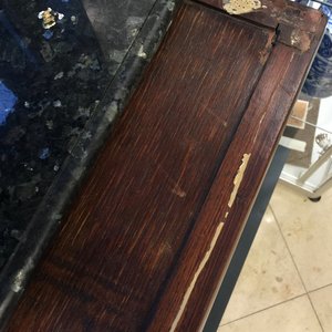 Een Chinese tweedeurskast in hongmu en huanghuali met zitan drakenpanelen, 18/19e eeuw — foto 30