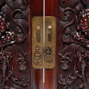 Een Chinese tweedeurskast in hongmu en huanghuali met zitan drakenpanelen, 18/19e eeuw — foto 7