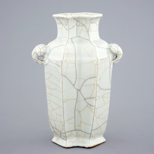 Een Chinese vaas in dubbele lozenge vorm met craquelé glazuur, 18/19e eeuw — foto 3