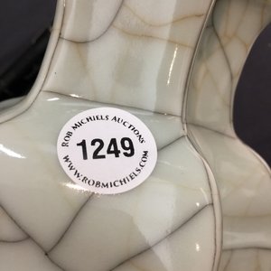 Een Chinese vaas in dubbele lozenge vorm met craquelé glazuur, 18/19e eeuw — foto 7
