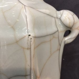Een Chinese vaas in dubbele lozenge vorm met craquelé glazuur, 18/19e eeuw — foto 8