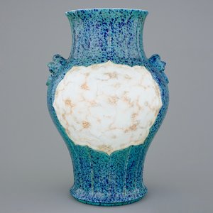 Een Chinese vaas in robin's egg en faux marbre glazuur, Qianlong gemerkt, 20e eeuw — foto 1