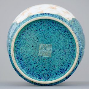 Een Chinese vaas in robin's egg en faux marbre glazuur, Qianlong gemerkt, 20e eeuw — foto 6
