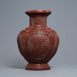 Een Chinese vaas in rood lakwerk, Qianlong merk, 19/20e eeuw — foto 3