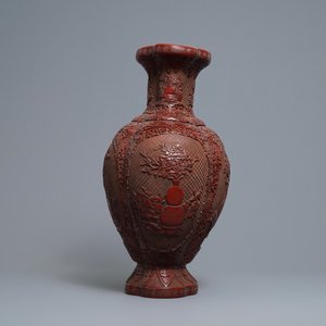 Een Chinese vaas in rood lakwerk, Qianlong merk, 19/20e eeuw — foto 4