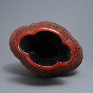 Een Chinese vaas in rood lakwerk, Qianlong merk, 19/20e eeuw — foto 5