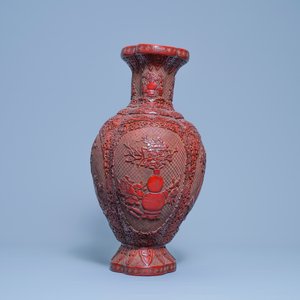 Een Chinese vaas in rood lakwerk, Qianlong merk, 19/20e eeuw — foto 2
