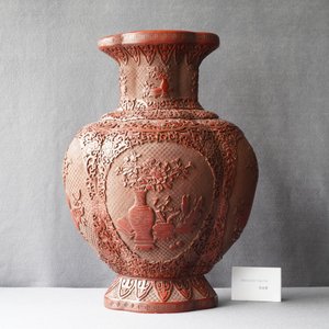 Een Chinese vaas in rood lakwerk, Qianlong merk, 19/20e eeuw — foto 7