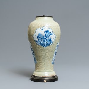 Een Chinese vaas met blauw-wit decor op sgraffito celadon fondkleur, Kangxi — foto 1