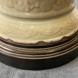 Een Chinese vaas met blauw-wit decor op sgraffito celadon fondkleur, Kangxi — foto 7
