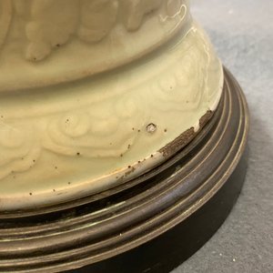 Een Chinese vaas met blauw-wit decor op sgraffito celadon fondkleur, Kangxi — foto 8