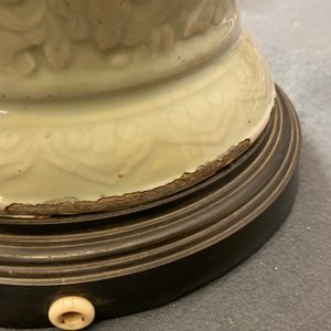 Een Chinese vaas met blauw-wit decor op sgraffito celadon fondkleur, Kangxi — foto 10