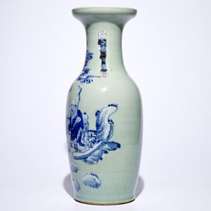 Een Chinese vaas met blauw-wit decor van onsterfelijken op celadon fondkleur, 19e eeuw — foto 2