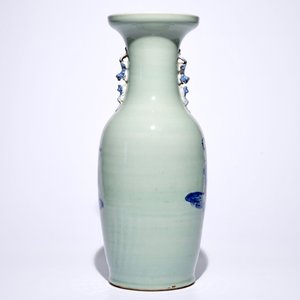 Een Chinese vaas met blauw-wit decor van onsterfelijken op celadon fondkleur, 19e eeuw — foto 3