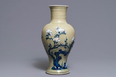 Een Chinese vaas met blauwwit en onderglazuur rood decor met celadon fondkleur, Kangxi