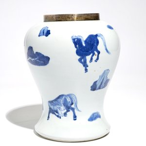 Een Chinese vaas met blauwwit en onderglazuur rood decor van paarden en zilveren montuur, Kangxi — foto 2
