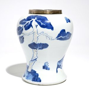 Een Chinese vaas met blauwwit en onderglazuur rood decor van paarden en zilveren montuur, Kangxi — foto 3
