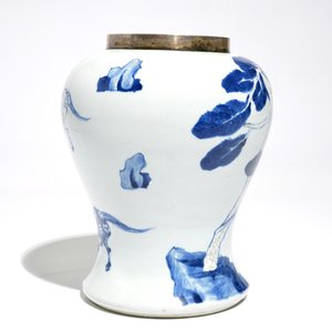 Een Chinese vaas met blauwwit en onderglazuur rood decor van paarden en zilveren montuur, Kangxi — foto 4