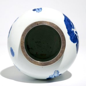 Een Chinese vaas met blauwwit en onderglazuur rood decor van paarden en zilveren montuur, Kangxi — foto 5