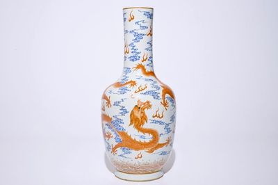 Een Chinese vaas met draken in ijzerrood en overglazuur blauw, 19/20e eeuw