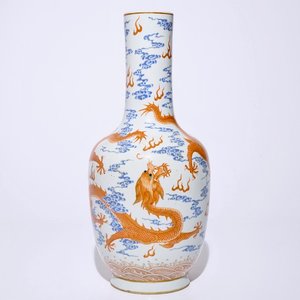 Een Chinese vaas met draken in ijzerrood en overglazuur blauw, 19/20e eeuw — foto 1