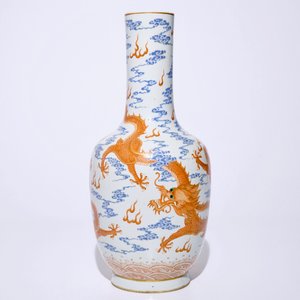 Een Chinese vaas met draken in ijzerrood en overglazuur blauw, 19/20e eeuw — foto 2