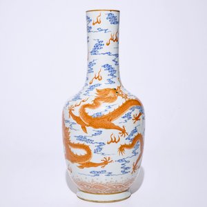 Een Chinese vaas met draken in ijzerrood en overglazuur blauw, 19/20e eeuw — foto 3