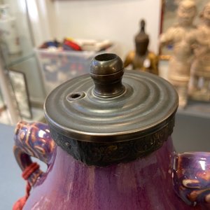 Een Chinese vaas met flambé glazuur tot lamp omgevormd, Qianlong — foto 26