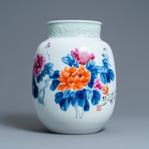 Een Chinese vaas met floraal decor, gesign. Wang En Huai, gedateerd 1997 — foto 1