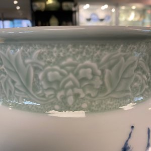 Een Chinese vaas met floraal decor, gesign. Wang En Huai, gedateerd 1997 — foto 17