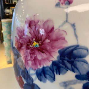 Een Chinese vaas met floraal decor, gesign. Wang En Huai, gedateerd 1997 — foto 18