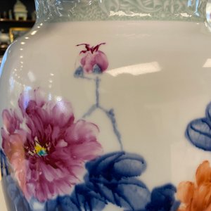 Een Chinese vaas met floraal decor, gesign. Wang En Huai, gedateerd 1997 — foto 19