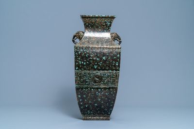 Een Chinese vaas met imitatie-bronzen glazuur, Qianlong merk, Republiek
