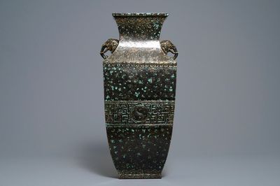 Een Chinese vaas met imitatie-bronzen glazuur, Qianlong merk, Republiek