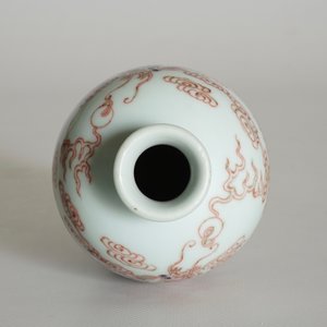 Een Chinese vaas met onderglazuur rood drakendecor, 19/20e eeuw — foto 11
