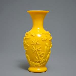 Een Chinese vaas met opgelegd decor in geel Peking glas, Qianlong merk, 19/20e eeuw — foto 3