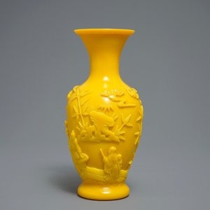Een Chinese vaas met opgelegd decor in geel Peking glas, Qianlong merk, 19/20e eeuw — foto 4