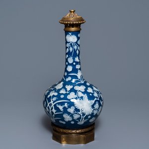 Een Chinese vaas met slibversiering op blauwe fondkleur in verguld bronzen montuur, 19e eeuw — foto 1