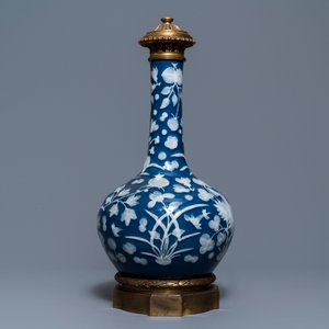 Een Chinese vaas met slibversiering op blauwe fondkleur in verguld bronzen montuur, 19e eeuw — foto 2