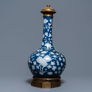 Een Chinese vaas met slibversiering op blauwe fondkleur in verguld bronzen montuur, 19e eeuw — foto 3