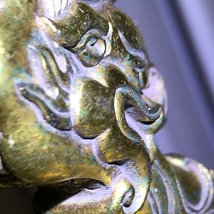 Een Chinese verguld bronzen bel in zitan houder, Qianlong merk, 18/19e eeuw — foto 16