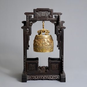 Een Chinese verguld bronzen bel in zitan houder, Qianlong merk, 18/19e eeuw — foto 2