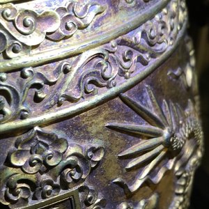 Een Chinese verguld bronzen bel in zitan houder, Qianlong merk, 18/19e eeuw — foto 20