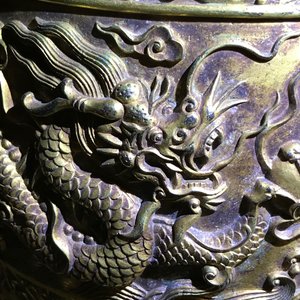 Een Chinese verguld bronzen bel in zitan houder, Qianlong merk, 18/19e eeuw — foto 22