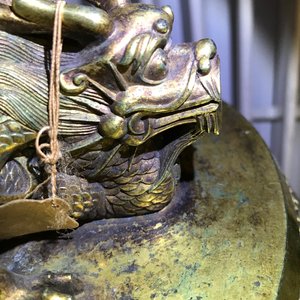Een Chinese verguld bronzen bel in zitan houder, Qianlong merk, 18/19e eeuw — foto 24