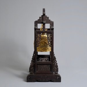 Een Chinese verguld bronzen bel in zitan houder, Qianlong merk, 18/19e eeuw — foto 3