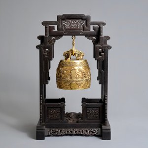 Een Chinese verguld bronzen bel in zitan houder, Qianlong merk, 18/19e eeuw — foto 4