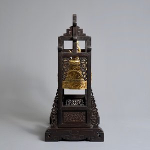 Een Chinese verguld bronzen bel in zitan houder, Qianlong merk, 18/19e eeuw — foto 5